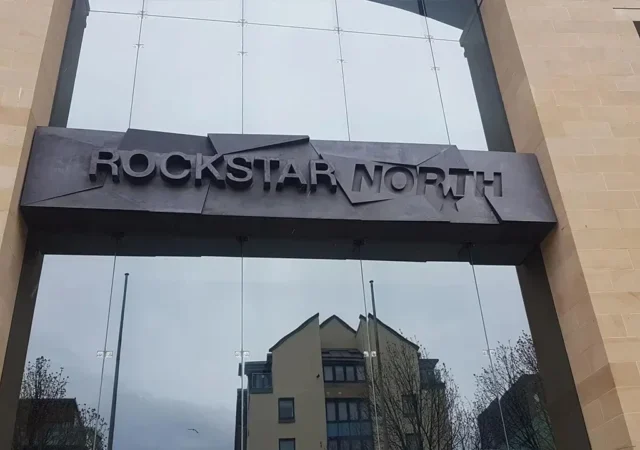 Brandweer bij Rockstar North na incident in gebouw